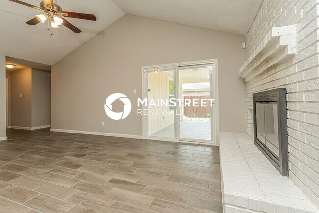 Building Photo - 3 Bedroom Pet-Friendly Home in Arlington, TX with Main Street Renewal
