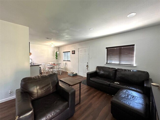Building Photo - 2402 Parker Cir