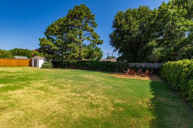 Building Photo - 2212 Ridge Ln