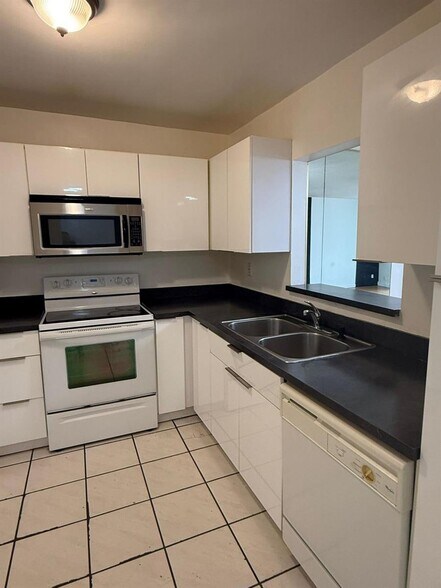 Building Photo - 404 NW 68th Ave