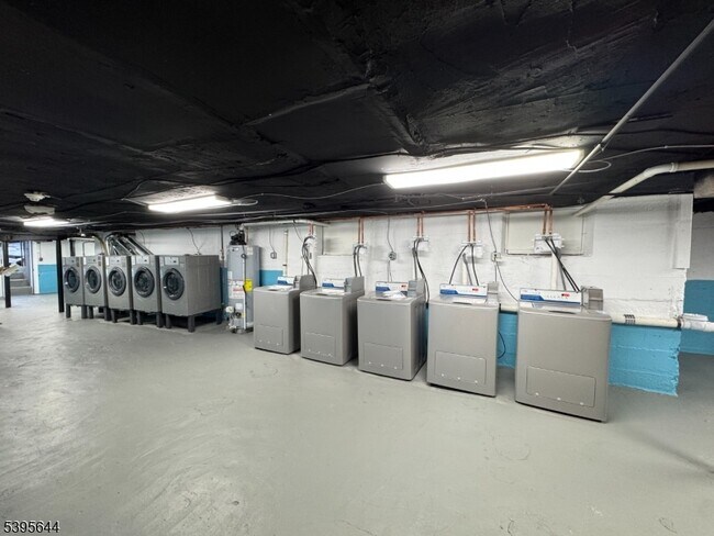 Building Photo - 57 Henry St