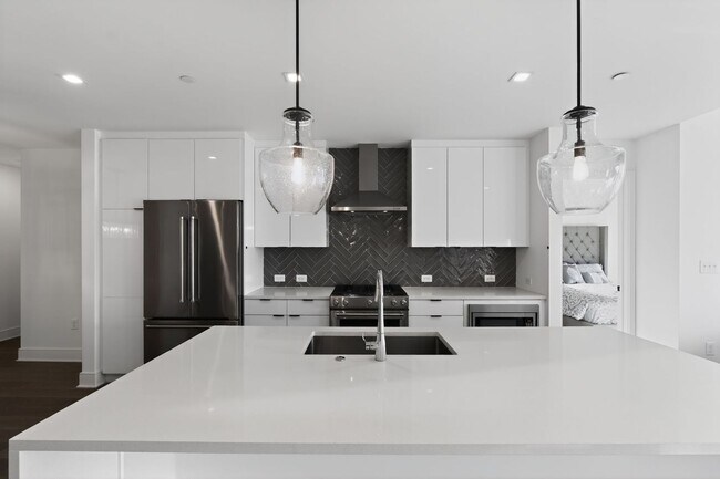 Building Photo - Charming Furnished HighRise 2BR Condo in Atlanta