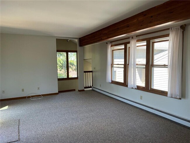 Building Photo - 104 Howland Ave