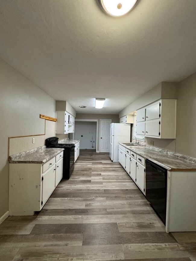 Building Photo - Cute 3 Bedroom Home Available Now