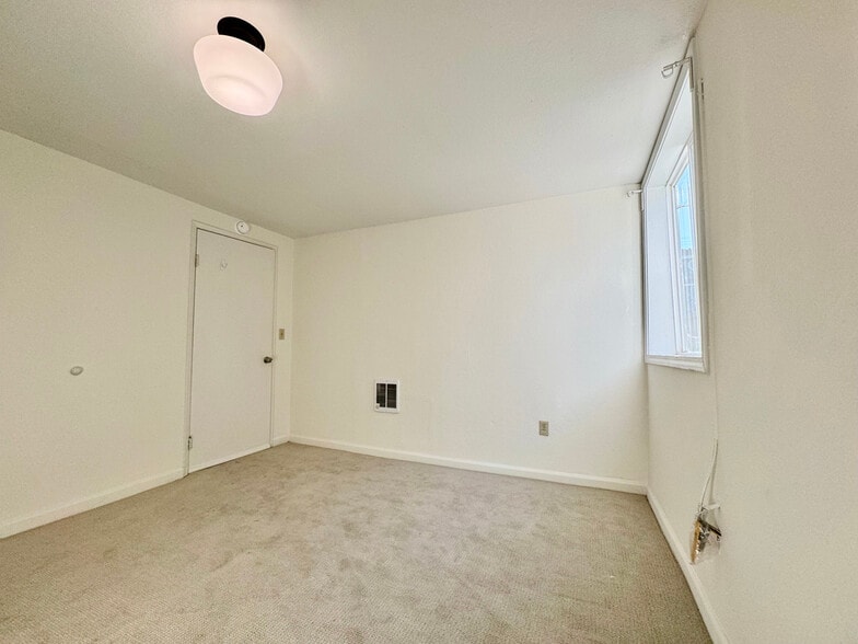 Building Photo - 1054 24th St