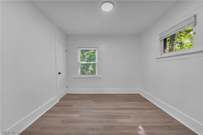 Building Photo - 712 Roselle Ave