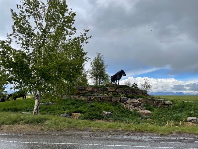 Building Photo - 31 Highnoon Way