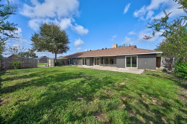 Building Photo - 687 Bending Oaks Dr
