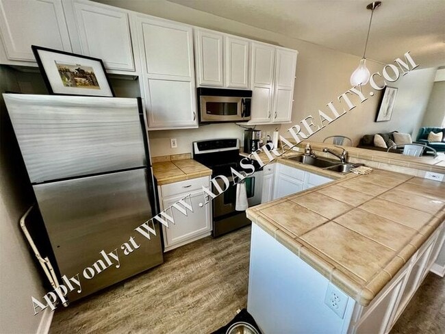 Building Photo - Beautiful 2 Bed 2.5 Bath Townhome Near The...