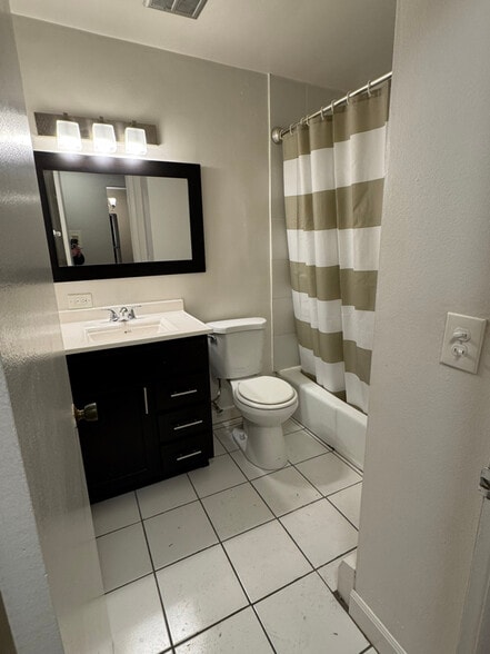 Building Photo - 2260 N Summit Ave