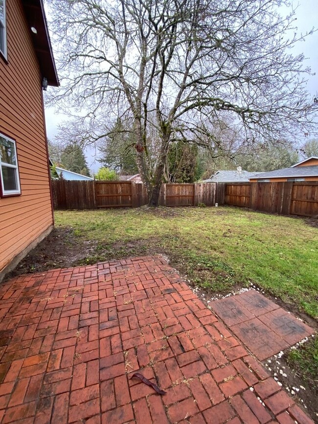 Building Photo - Spacious 4 Bedroom House in South Town!