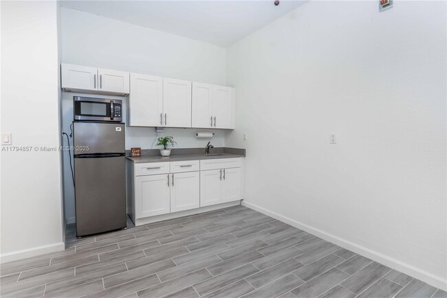 Building Photo - 154 SW 23rd Ln