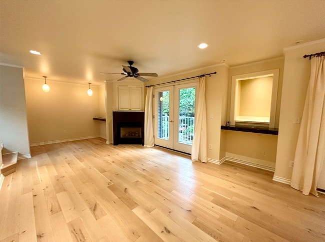Building Photo - Madison Park Townhome