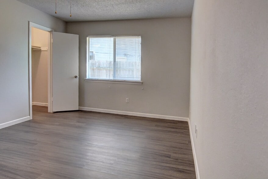 Building Photo - 410 Vista W Ct