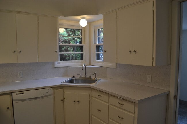 Building Photo - Quaint two-bedroom charmer in Northeast Salem