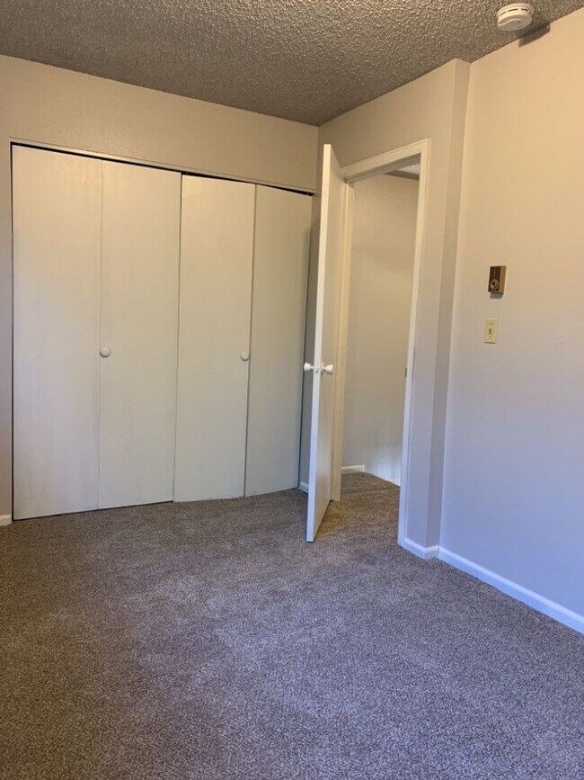 Building Photo - 1925 Ross Ct