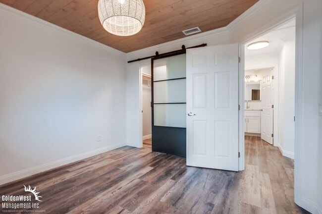 Building Photo - Elegant 1Bdm 1Ba Condo with Balcony, Garag...