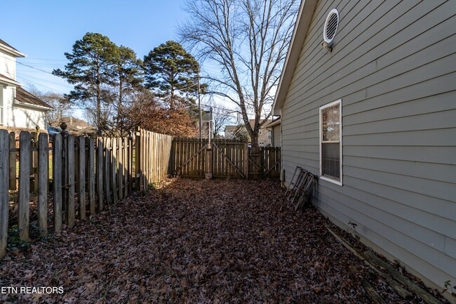 Building Photo - 1405 Wenlock Rd