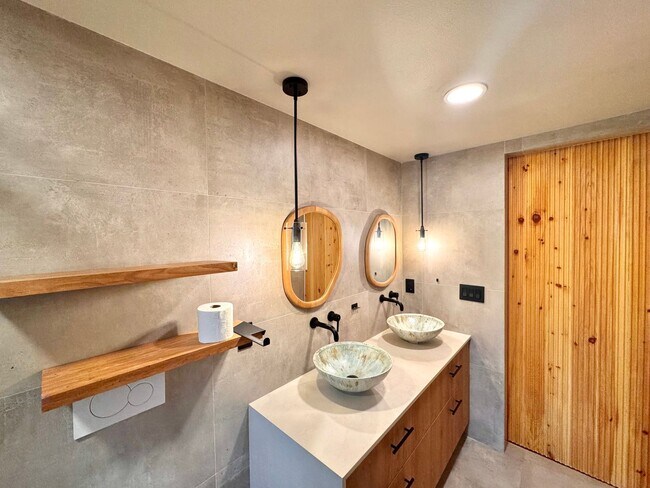 Building Photo - Charming Mid-Century Home in Shoreline