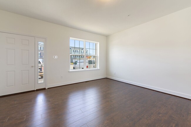 Building Photo - End Unit- 3 Bedroom Townhouse!