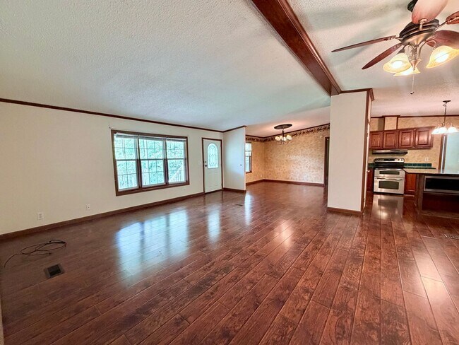 Building Photo - Secluded 3-Bedroom with Wrap-Around Porch -- Jonesborough