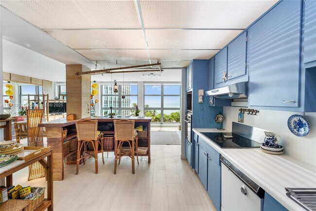 Building Photo - 5055 Collins Ave