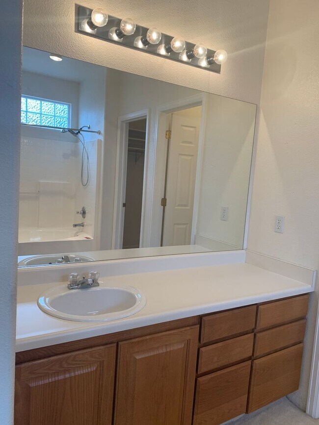 Building Photo - Lovely 2 Bed Plus Office Ranch Home on Eastside