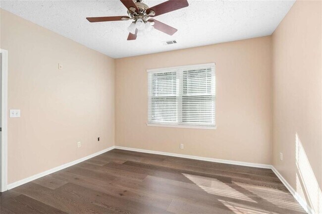 Building Photo - 5559 Glenridge Dr