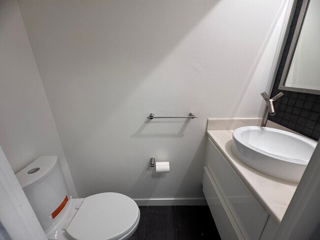 Building Photo - 2 Bedroom 2 Bathroom Home in West Sac