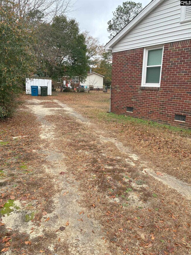 Building Photo - 617 Holland Cir