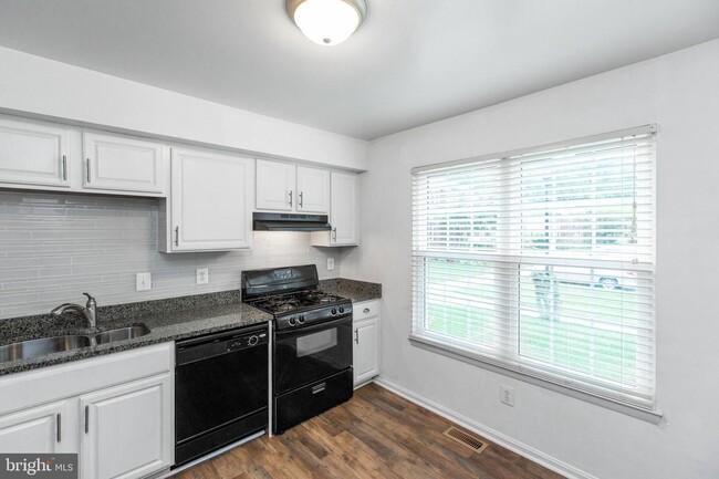 Building Photo - 14084 Fallbrook Ln