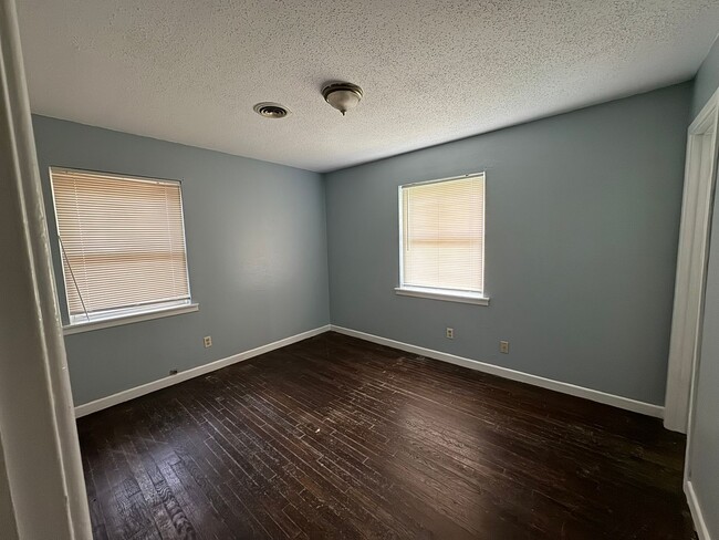 Building Photo - Remodeled 3 bedroom 2 bathroom house! - MO...