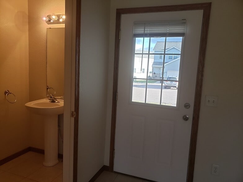 Building Photo - 1001 Alpine Way