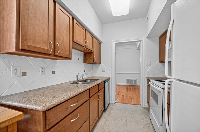 Building Photo - 2700 Revere St
