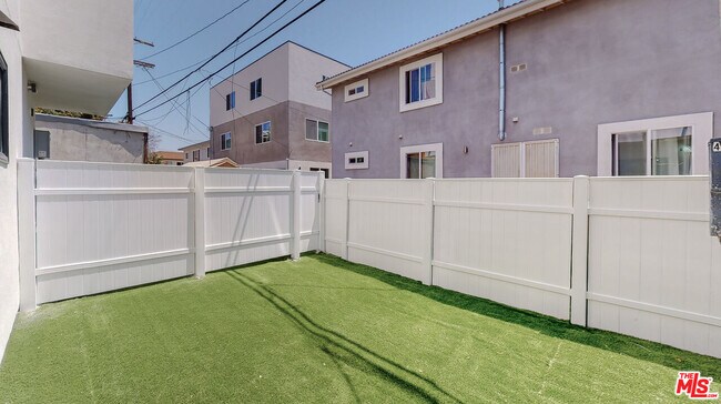 Building Photo - 4460 W Maplewood Ave