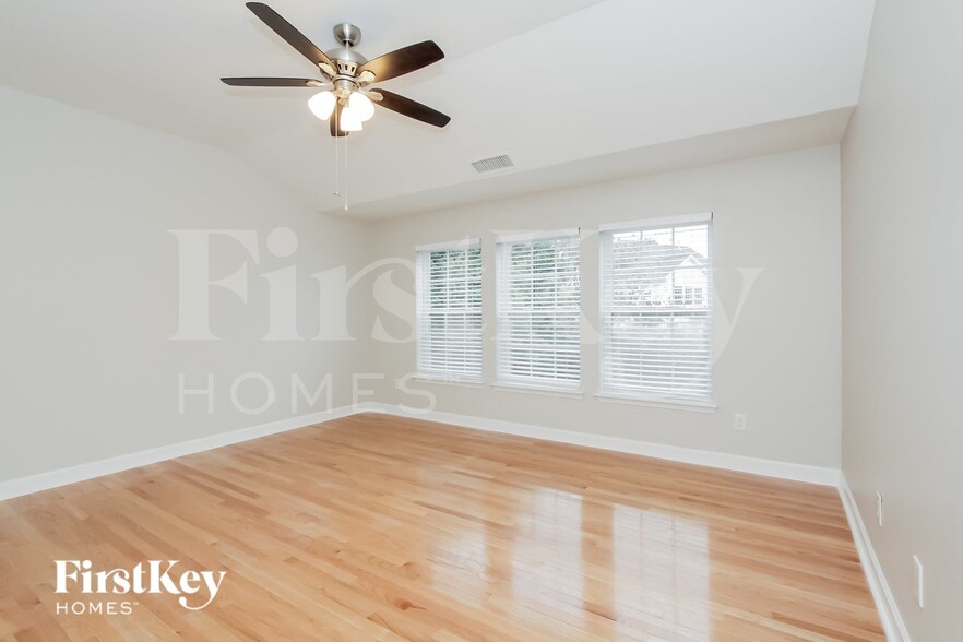 Building Photo - 240 Golden Valley Dr