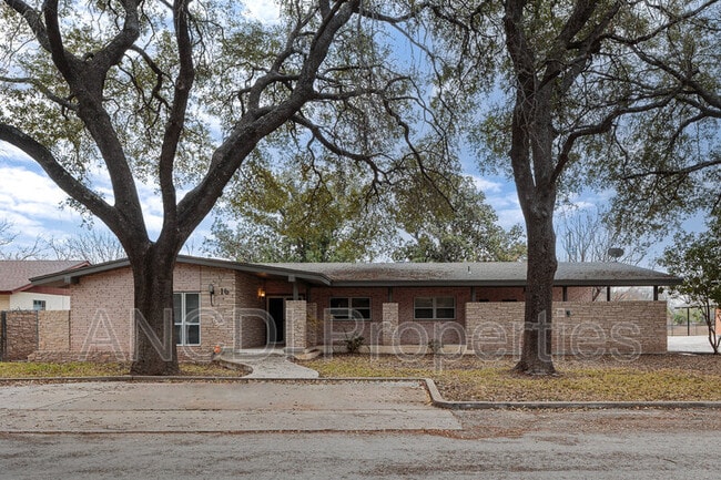 Primary Photo - 16 Larkwood Ln
