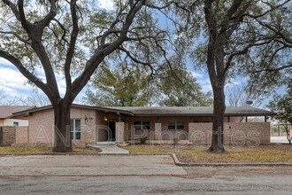 Building Photo - 16 Larkwood Ln