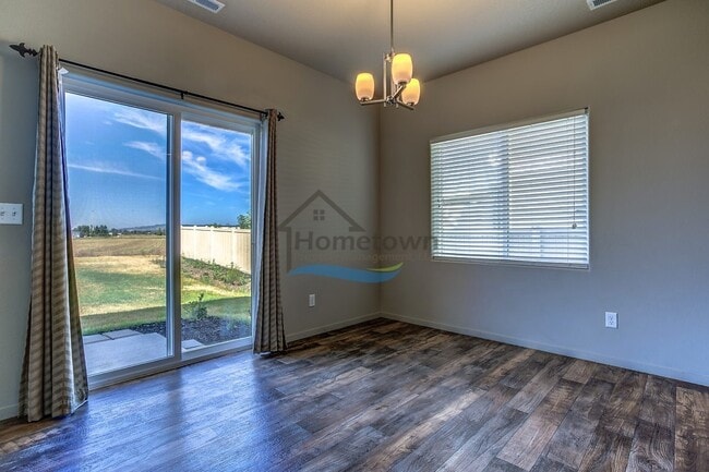 Building Photo - Beautiful 3 bed 2.5 bath Home in Post Falls