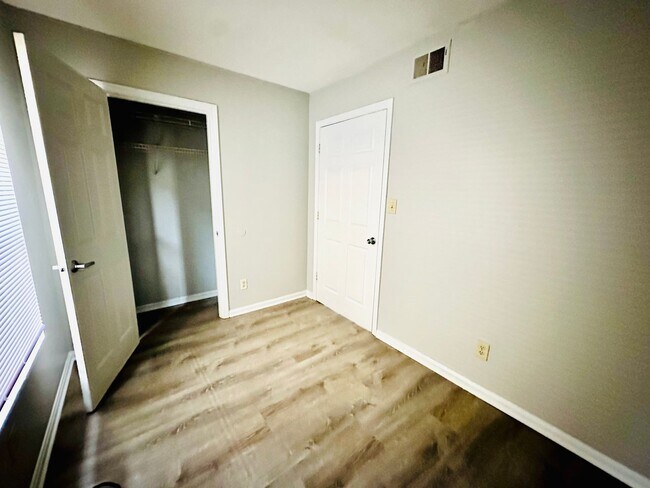 Building Photo - Affordable 3 bedroom in West Louisville-Section 8 Accepted