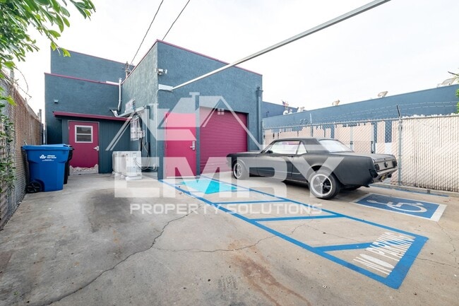 Building Photo - 942 S Gerhart Ave