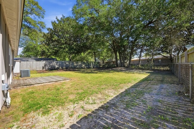 Building Photo - 3 bedroom in Mary Esther Heights!