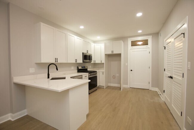 Building Photo - 656 W Gordon Terrace