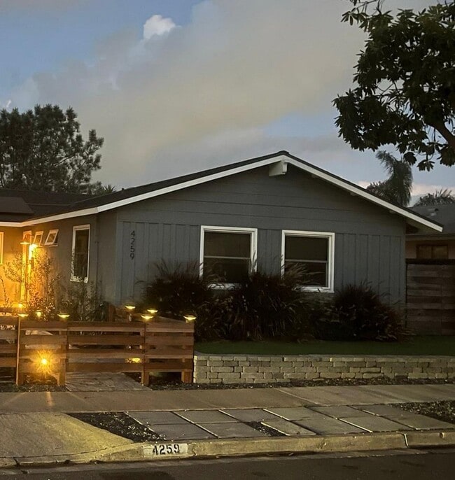 Building Photo - 3 Bedrooms 2 baths house fully remodeled.