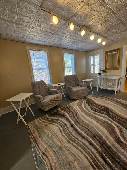 Building Photo - 301 Oakwood St