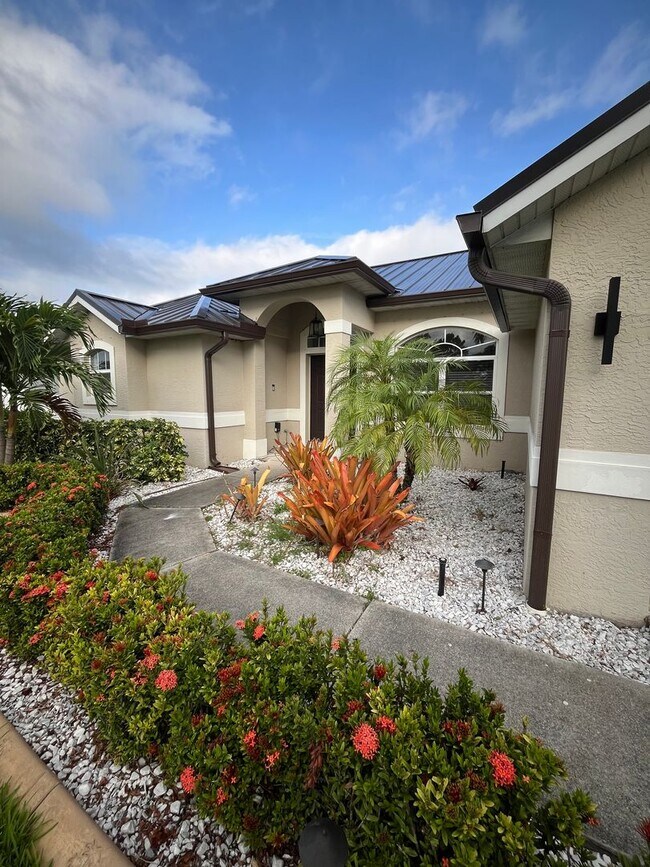 Building Photo - Convenient 3/2/2 PSL Home with Backyard Oa...