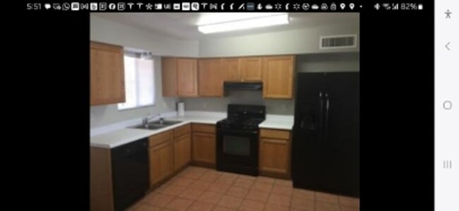 Building Photo - Beautiful 3 bedroom, 2 bath townhouse available