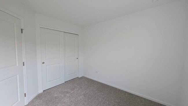 Building Photo - 527 Red Oak Cir