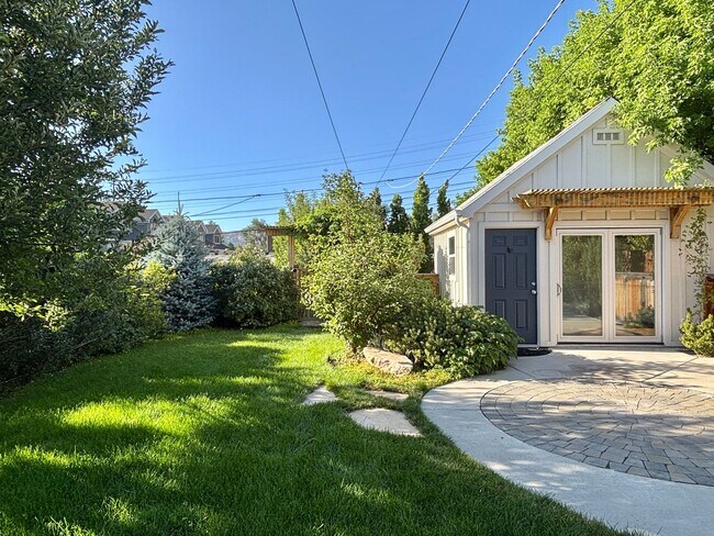 Building Photo - Stunning Remodel Near 9th & 9th!