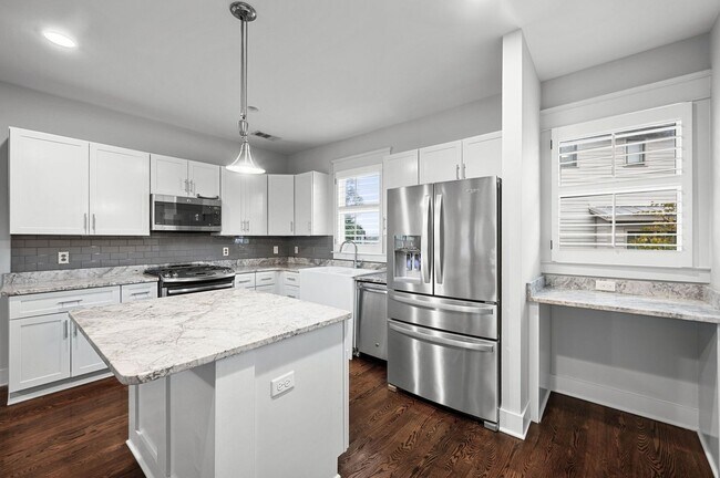 Building Photo - Awesome 3BR/3.5BA Craftsman Cottage in Che...